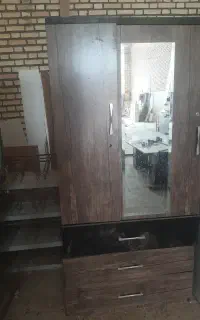 یک عدد کمد ایستاده با سه عدد کشو
