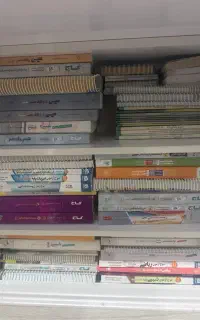 اهدای کتاب کنکور به نیازمند