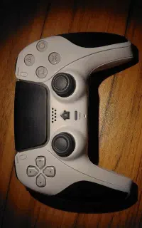 دسته طرح ps5 اما به پی اس فور به پاین میخوره