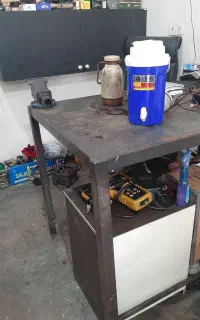 میز کار اهنی با گیره کار