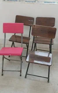 فروش  صندلی  بچه گانه  و کامپیوتر .  تعداد  ۵ عدد