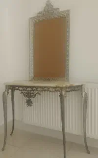 میز و اینه شمعدان