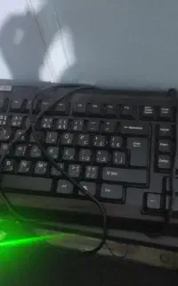 کامپیوتر و اسپیکر و صندلی و کیبورد