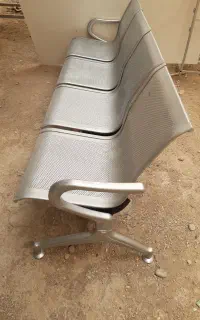 صندلی انتظار تمیز وسالم