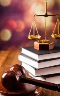 وکیل پایه یک دادگستری خانم با بیش از ده سال سابقه