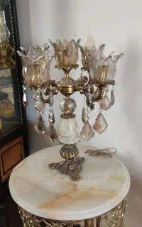 دو عدد لوستر کنار مبلی