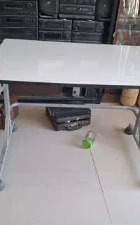 میز تحریر و کتابخانه