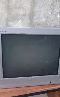 تلوزیون و میز کامپیوتر و تلفن