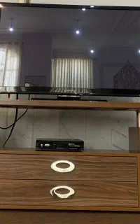 تلویزیون ۴۲ اینچ سامسونگ و میز تلویزیون چوبی