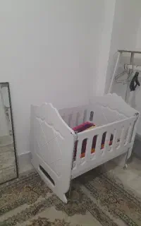تخت کودک کنار مادر