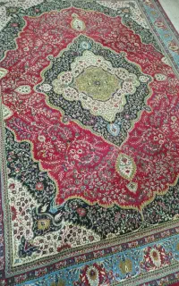 چند تخته فرش دست دوم به صورت تکی و جفتی