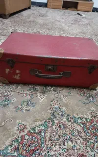 چمدان آنتیک با رنگ خاص