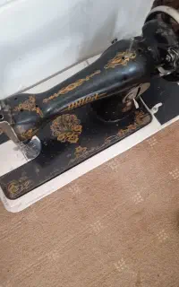 چرخ خیاطی کنار پرده رومیزی گرد