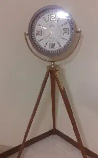ساعت ایستاده و جلو مبلی