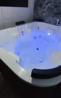 وان جکوزی شش نفره 210*150 کروم تیپ