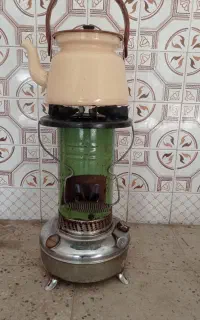چراغ والور نفتی قدیمی و کتری لعابی