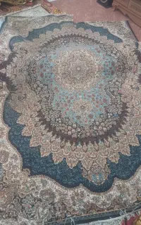 با سلام یه عدد فرش ۶ متری یه تیکه پاینش بریدی د