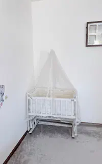 تخت کنار مادر چوب