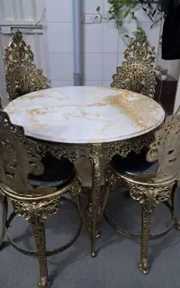 میز غذا خوری تمام فلز بسیار شیک ودر حد نو
