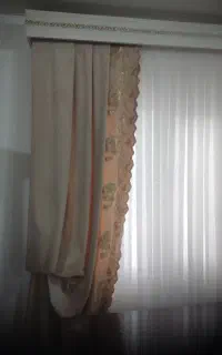 کتیبه سفید طلایی با پرده و دکور
