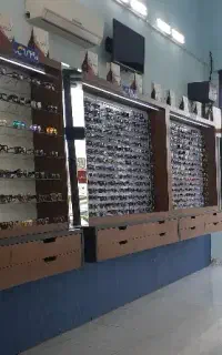 فروشنده خانم در عینک فروشی