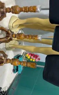 مانکن نیم تنه پشت ویترین  ایستاده