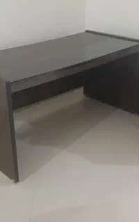 میز اداری بزرگ و صندلی چرخدار