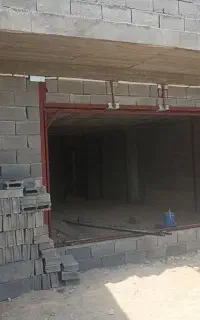 نگهبان ساختمون در حال ساخت بندر دیّر