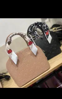 لباس و‌ کیف شیناز