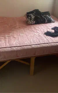 تشک دونفره با پایه تخت چوبی
