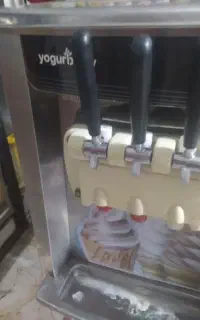 یخچال بستنی قیفی خیلی خوب و تمیز وکاملا سالم