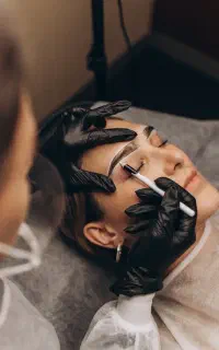 آموزش و‌رفع اشکال عملی و تخصصی آرایش دائم