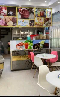 کارگر نیمه‌ماهر آبمیوه و بستنی