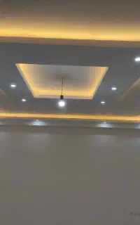 استادکار نقاش ساختمان با بیش از ۳۰ سال سابقه