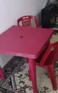 میز و دو عدد صندلی