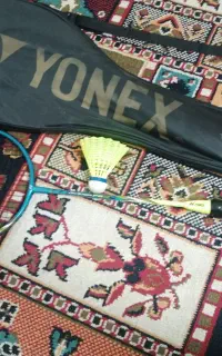 راکت بدمینتون yonex همراه توپvs500