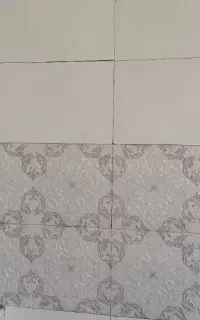 کارگر وارد کاشی کاری