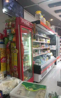 به یک فروشنده در هایپر در شیفت شب تاصبح