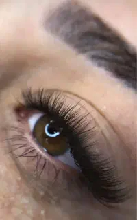 اکستنشن مژه و کاشت ناخن