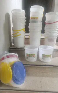 تعدادی سطل پلاستیکی تمیز تمیز