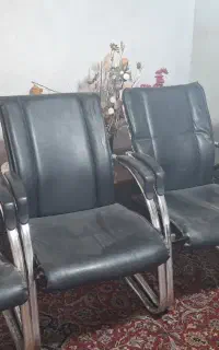 تعداد 8 عدد صندلی کنفرانسی با دو 2 عدد چرخ دار