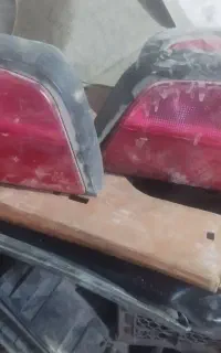 چراغ جلو پژو وخطرعقب یدگلگیر مشکی  ضربه کمی دارد