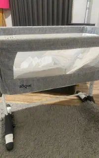 کلییر تخت کنار مادر