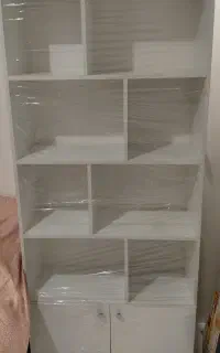 میز تحریر و کتابخانه