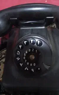 تلفن قدیمی که نقره داخلش کارشده