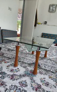 میز شیشه ای  خارجی همراه سه عدد عسلی کاملا سالم