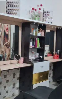 تعدادی لوازم آرایشگاه .دکور