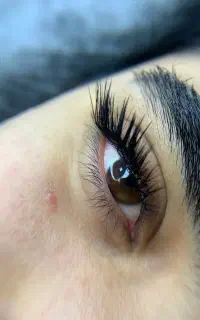 اکستنشن مژه و لیفت ابرو (فقط هزینه مواد )