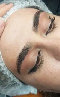 انجام میکروبلیدینگ ابرو کاملا نچرال وطبیعی