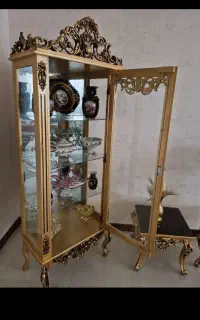 ویترین طلایی سالم ودرحد نو ویک عدد گلدان طلایی